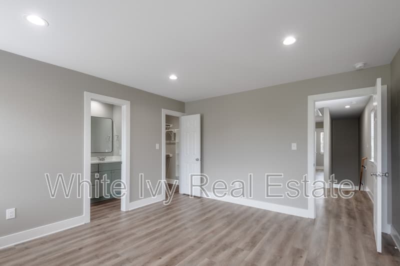 Point Blank House: 250 N Shady Oaks