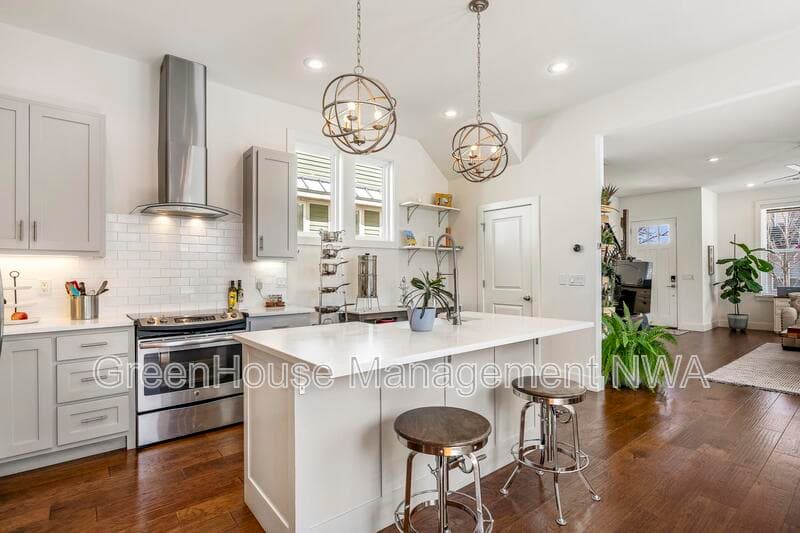 Bentonville House: 636 SW B ST