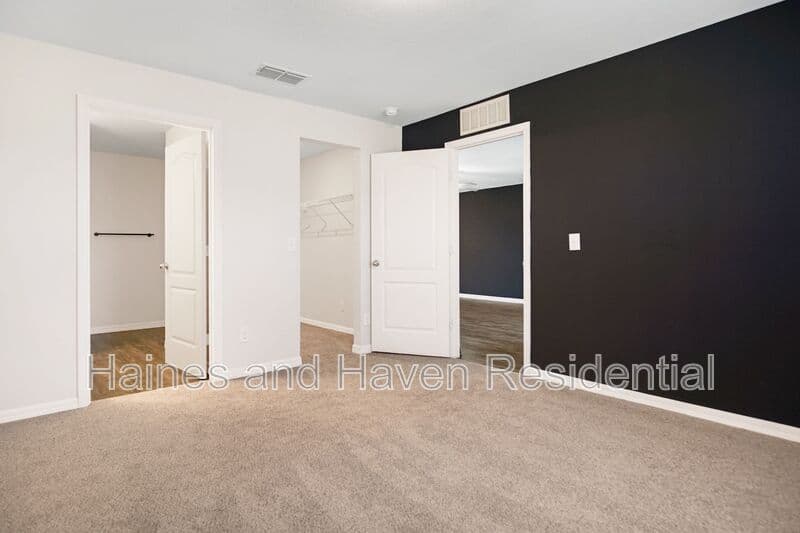 Dundee House: 1503 Swan Lake Cir