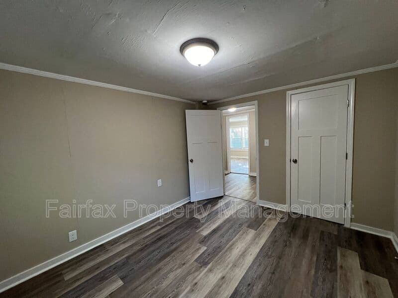 Durham House: 2616 S Roxboro St