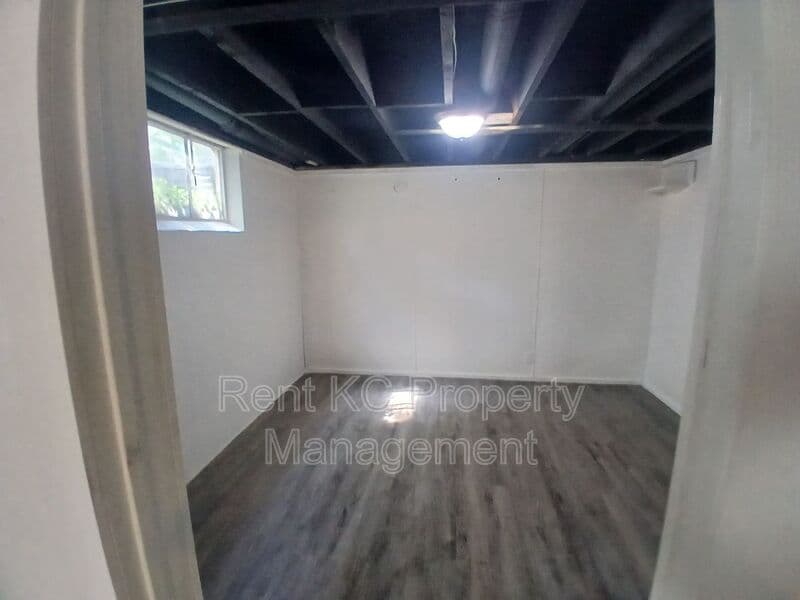 Kansas City House: 5323 NW Edgewood Circle