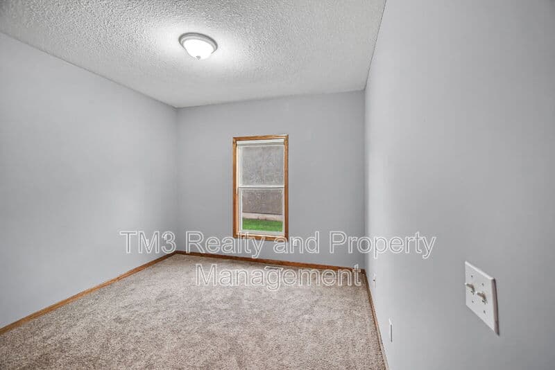 Olathe House: 21922 West 121st Terrace