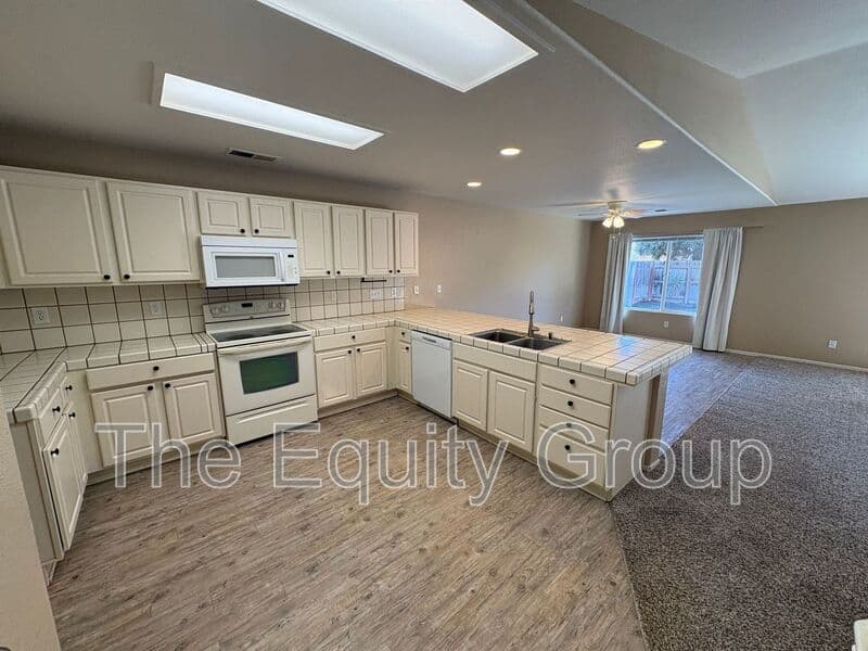Visalia House: 2967 West Jerome Ave