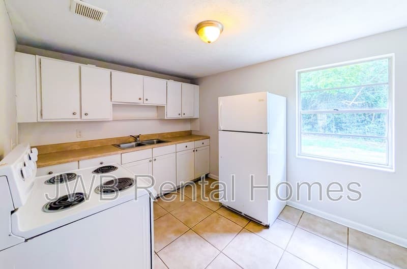 Jacksonville House: 5742 Newberg Ln
