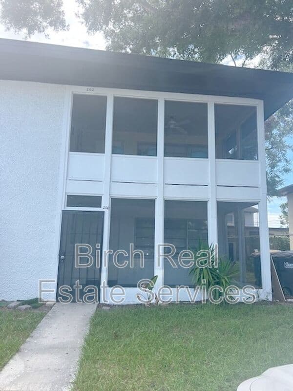 Clearwater House: 200 Waverly Way