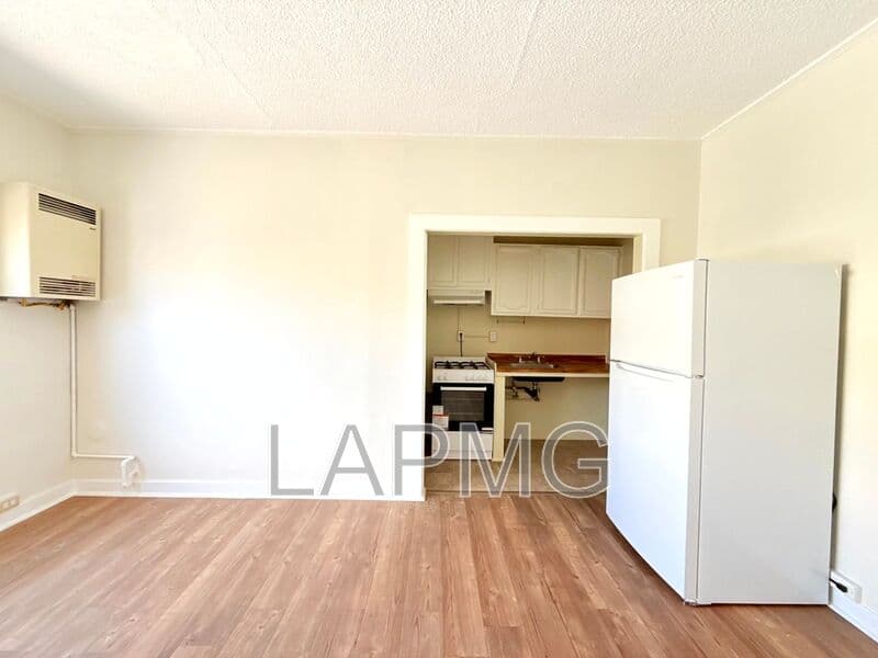 Los Angeles House: 1614 N. Kenmore Avenue
