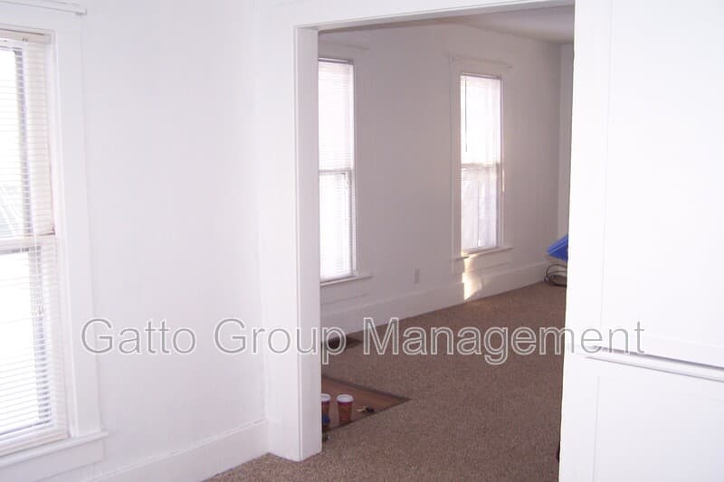 Middlefield House: 15989 Mill St
