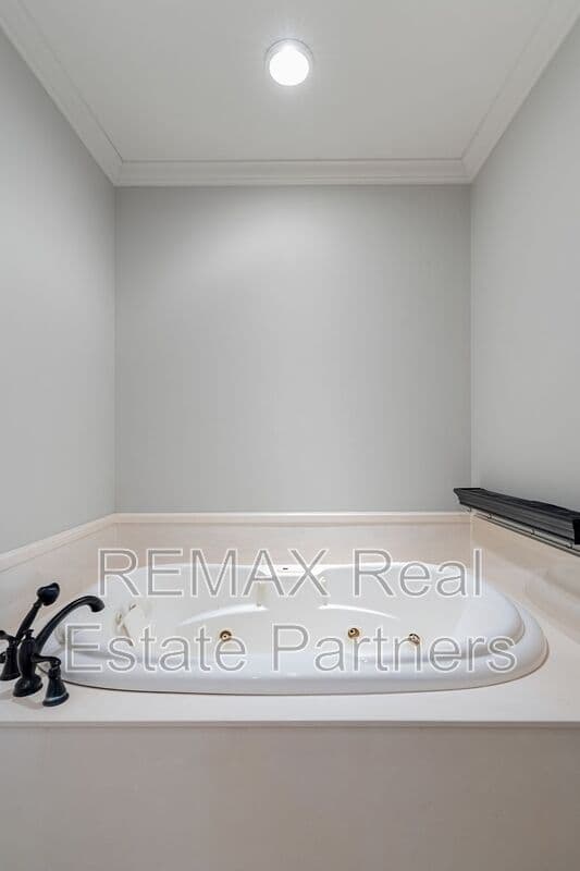 Sumrall House: 107 Raybourn Rd