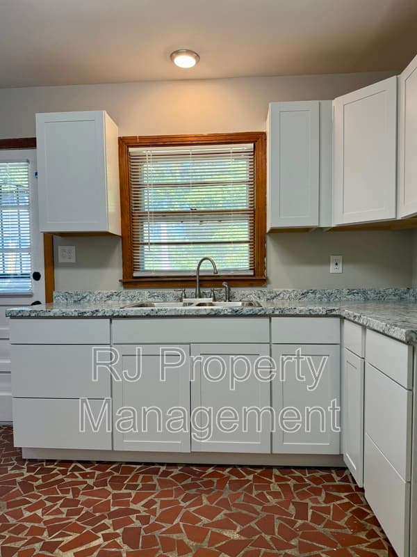 Memphis House: 1834 Saint Elmo Ave
