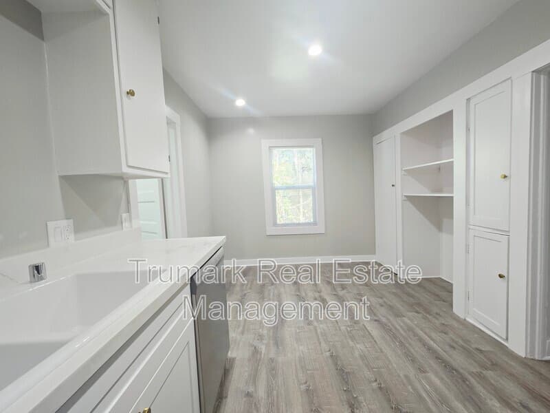 Glendale House: 433 W Garfield Ave