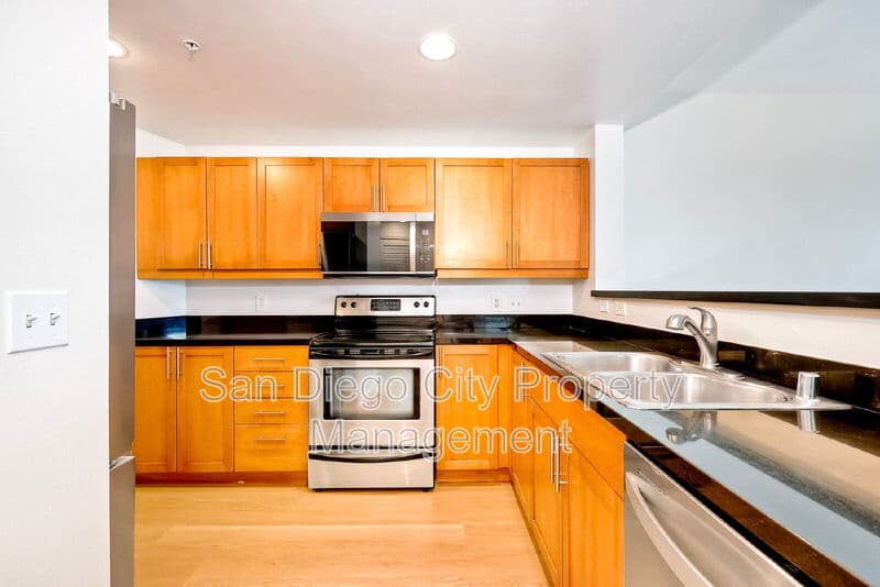 San Diego House: 253 10th Ave