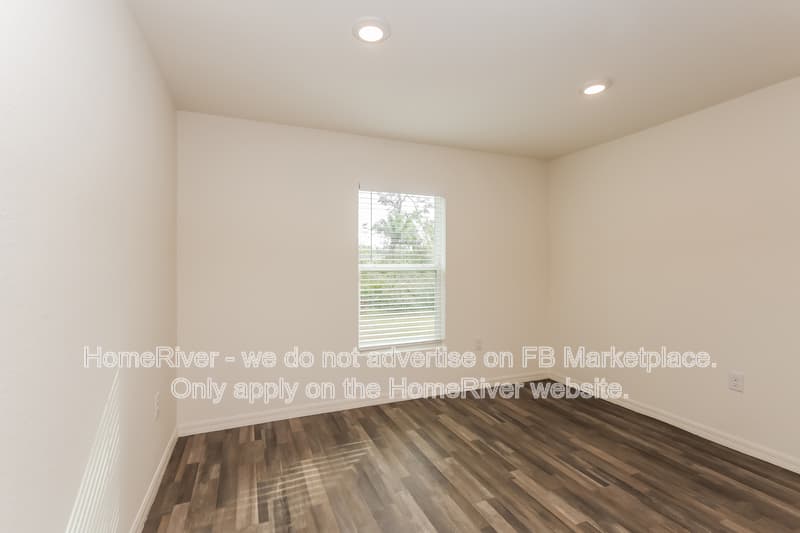 Port Charlotte House: 2465 Crockett St