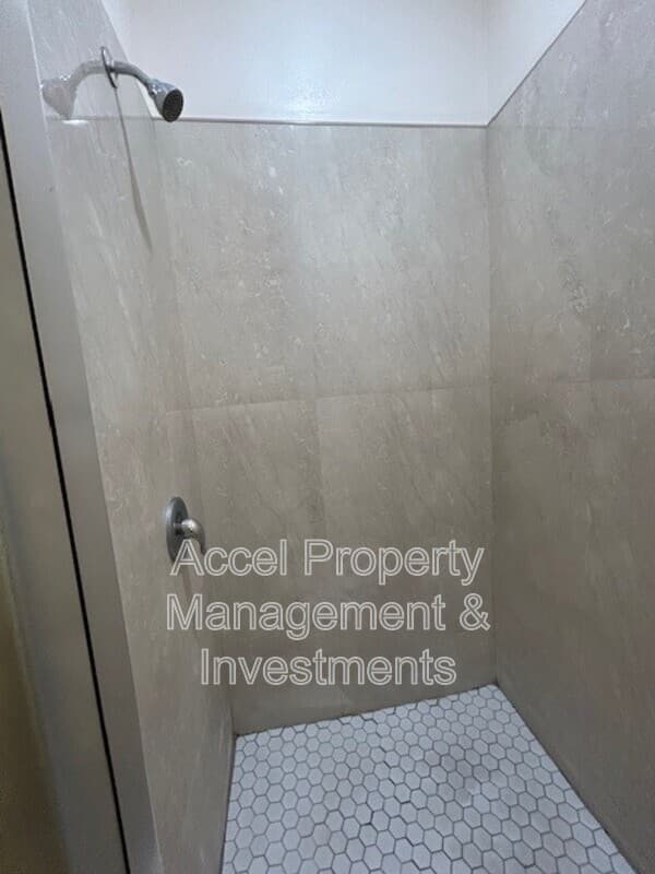 Alton Condo: 1012 W La Pointe