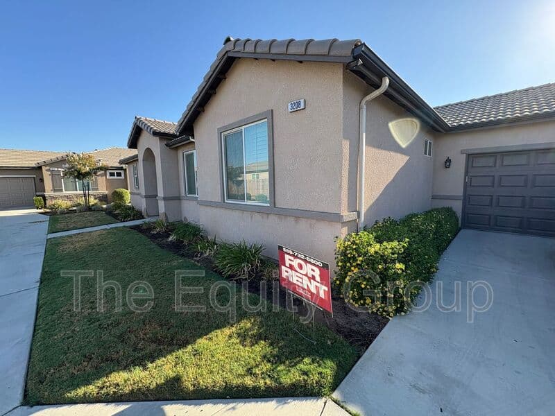 Visalia House: 3208 North Rova Ct