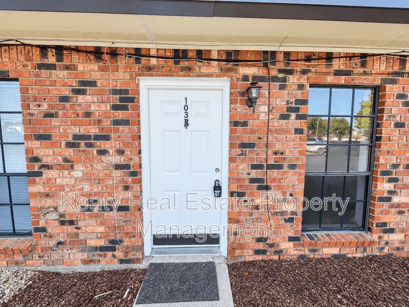 Lafayette House: 103 B Country Lane