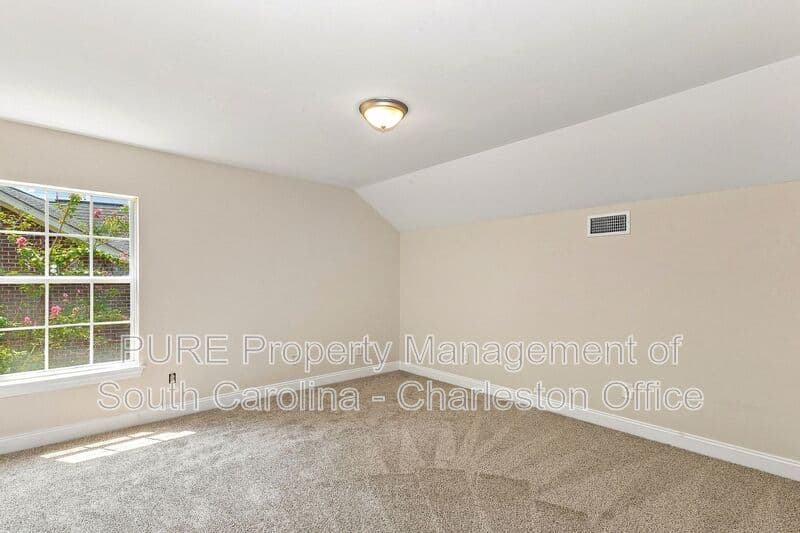 Summerville House: 106 Walden Ridge Way