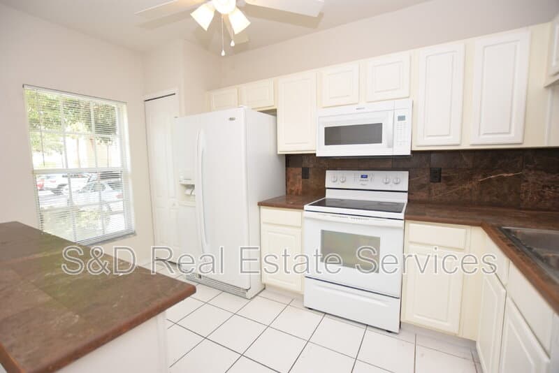 Brandon Townhome: 2308 Lake Woodberry Cir