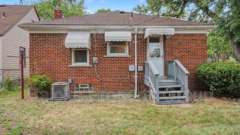 Lincoln Park House: 2957 Fort Park Boulevard