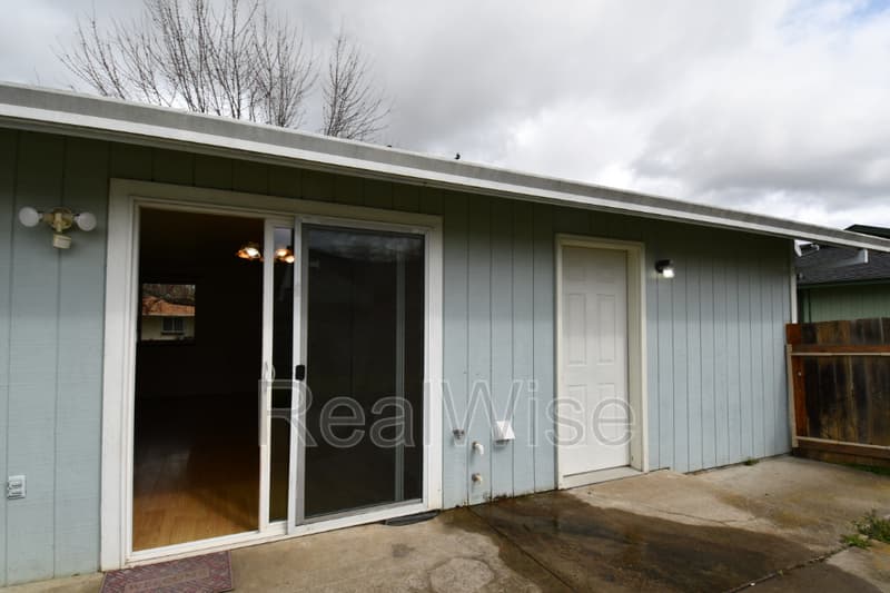 Roseburg House: 187 Georginna Dr