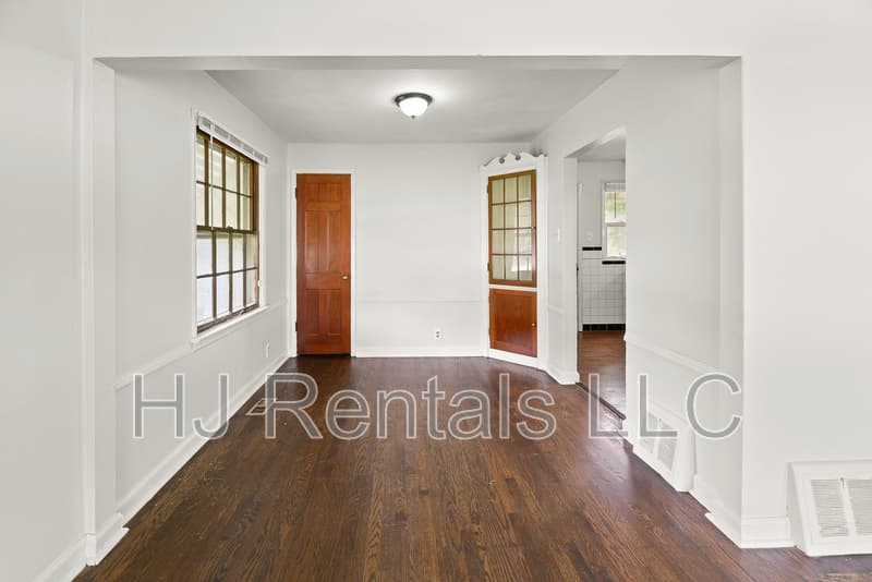 St. Louis House: 10139 Cabot Drive