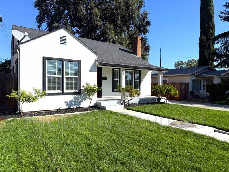 Manteca House: 807 W Yosemite