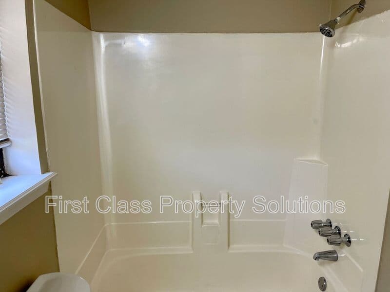 Moore House: 9212 Buttonfield Ave