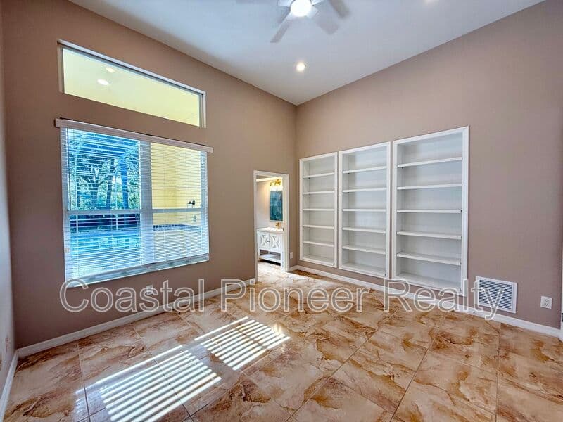 Largo House: 10334 Longwood Dr