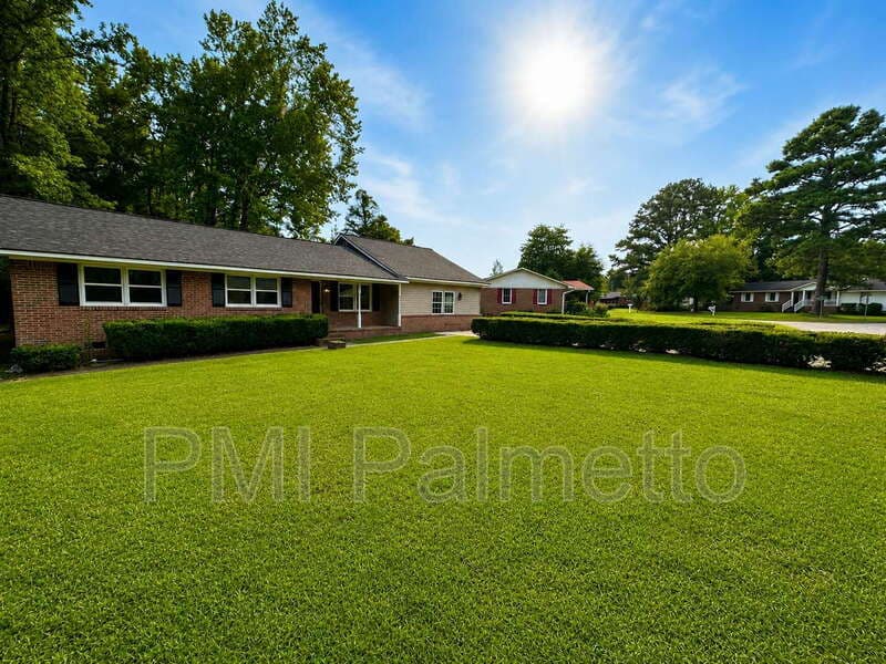 Camden House: 948 Wateree Blvd