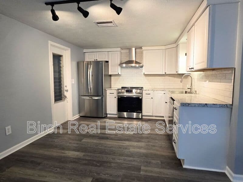 Holiday House: 3545 Nixon Rd
