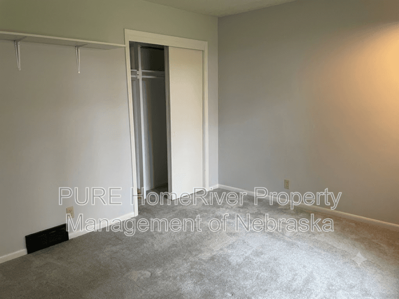 Omaha House: 15229 Y St