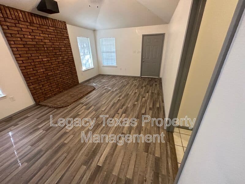 Mansfield House: 7185 Retta Mansfield Rd
