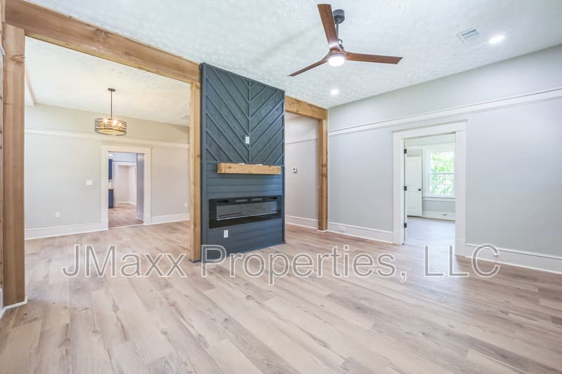 Atlanta House: 1838 Moore St NW