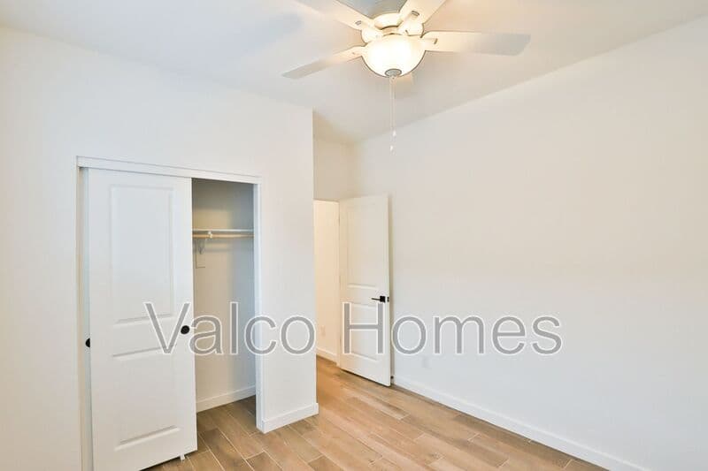 Waddell House: 16886 W Diana Avenue