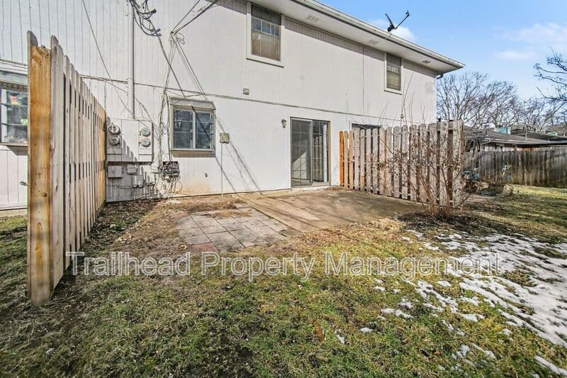 Blue Springs House: 410 NW Nottingham Lane