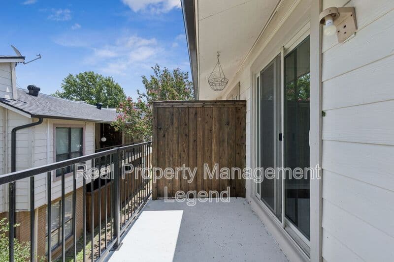 Dallas House: 6646 E Lovers Lane