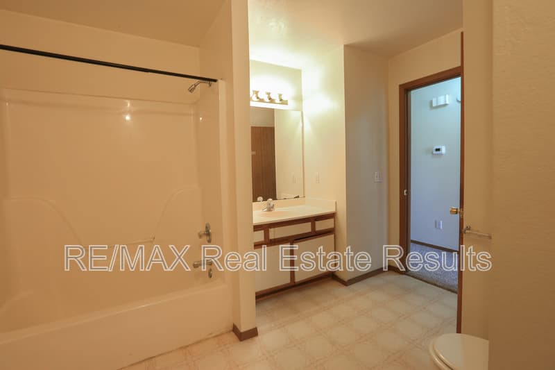 Rogers Condo: 2223 W Roselawn St