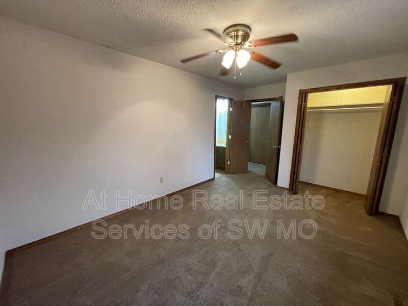 Springfield Condo: 3355 E Portland
