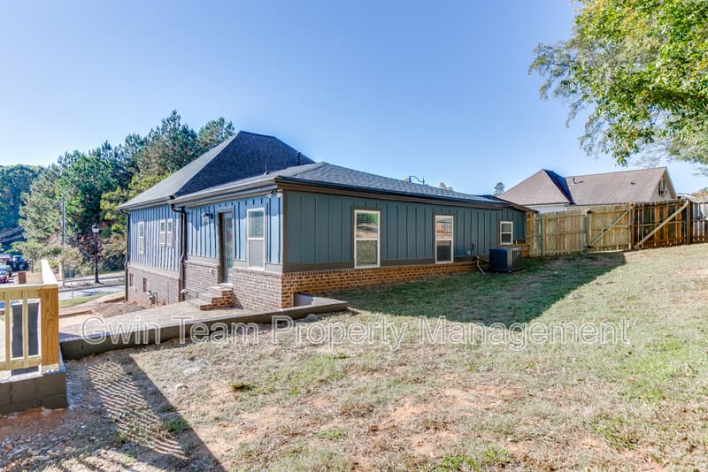 Buford House: 4615 S Lee Street