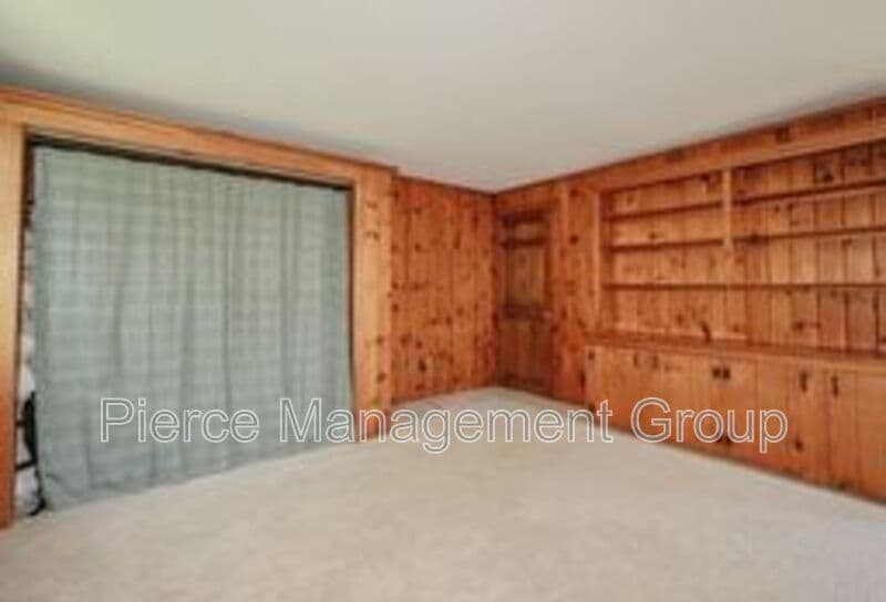 Henniker House: 32 Morse Circle