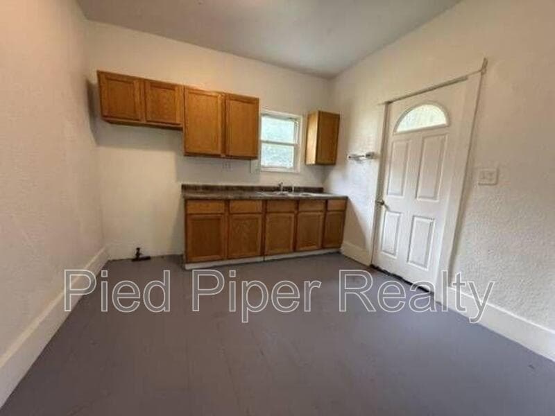 Freeport House: 401 E Wyandotte St