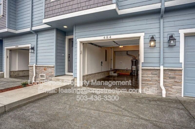 Monmouth Townhome: 484 S Monmouth Ave
