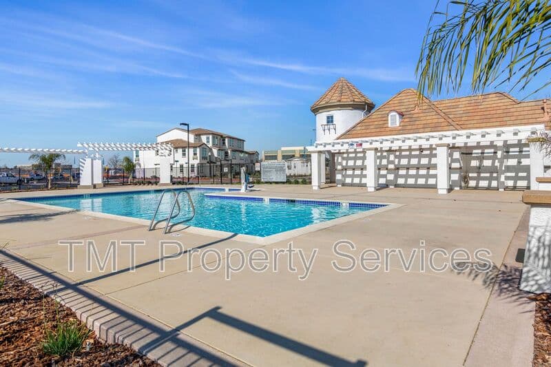 Sacramento Townhome: 31 Advantage Court
