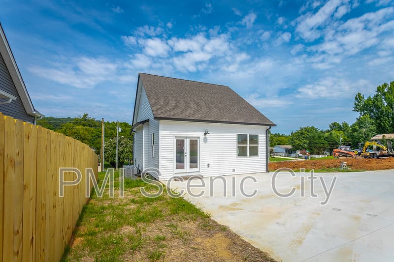 Cleveland House: 2631 Rogers Dr SE