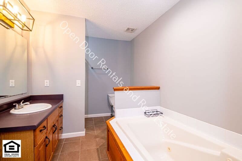 Woodburn House: 5021 Clovedale Dr