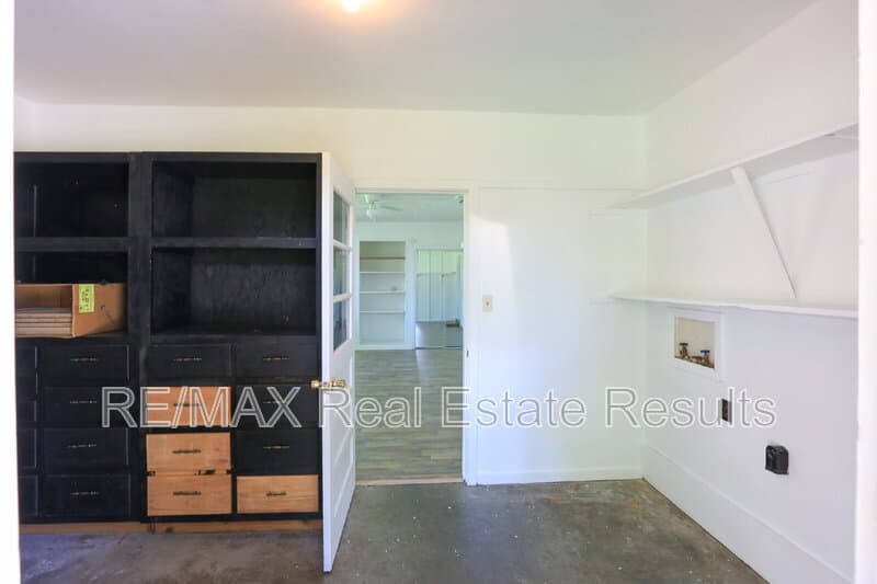 Springdale House: 1402 Lawrence Ave