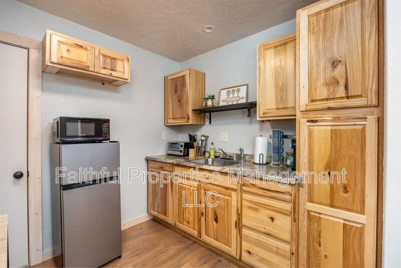 Tyler House: 13584 Farm to Market Road 14