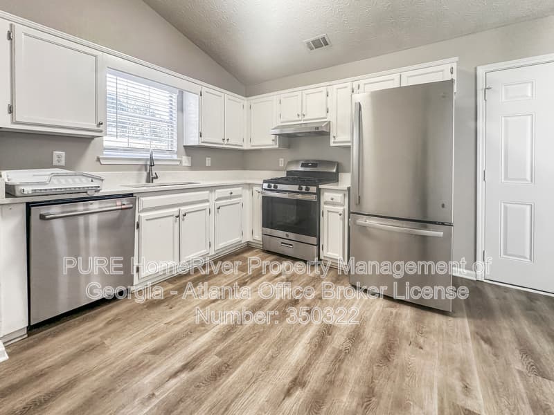 Fayetteville House: 151 Players Cir