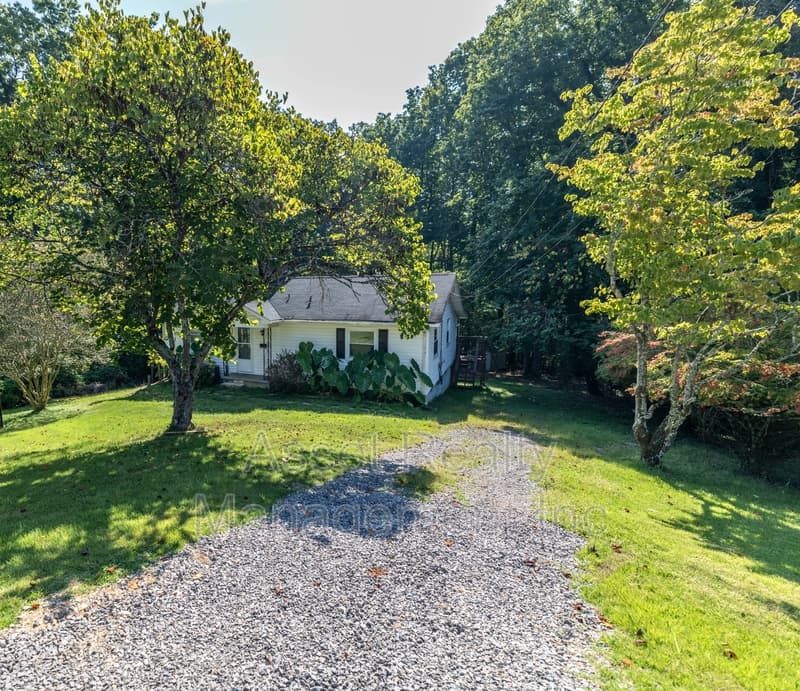 Oak Ridge House: 118 Ogontz Lane