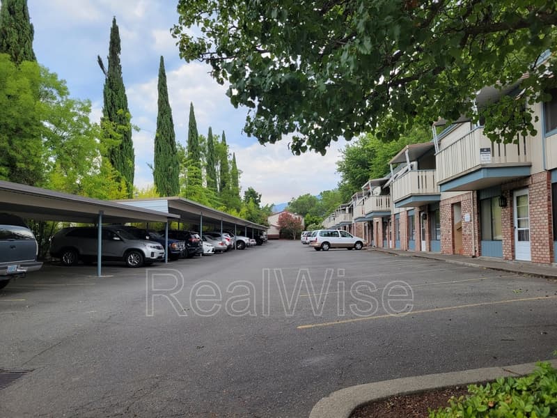 Grants Pass Condo: 832 NE D St