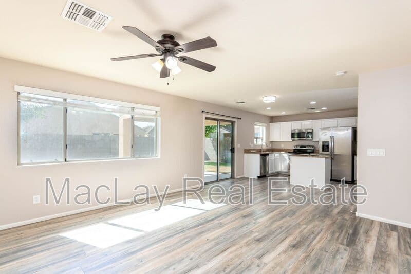 Glendale House: 7265 W Glenn Dr
